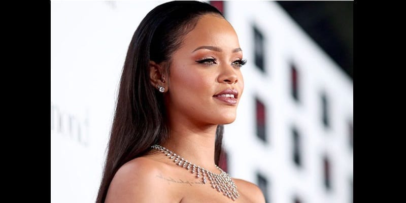 Rihanna Pose Les Seins Nus Et Suscite Lindignation En Inde Doingbuzz