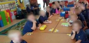 Afrique Du Sud: Une Photo De Classe Où Enfants Blancs Et Noirs Sont Séparés Divise Le Pays