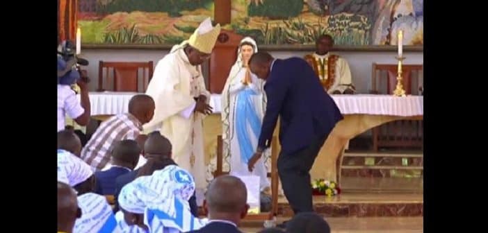 Kenya : L’église Catholique Offre Un Cadeau Inhabituel Au Président (Vidéo)