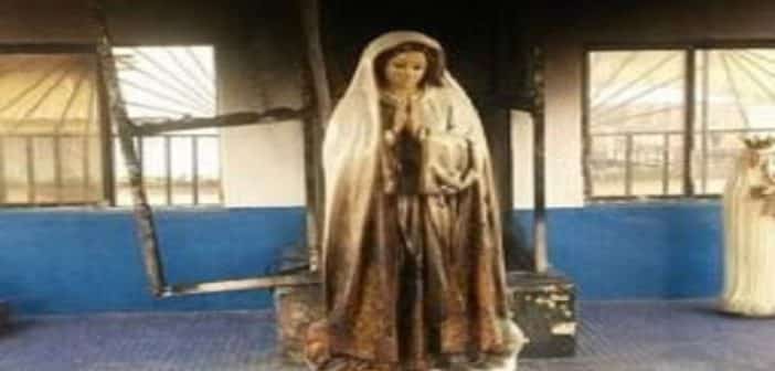 Nigeriaune Femme Met En Feu La Statue De La Vierge Dans Une Église
