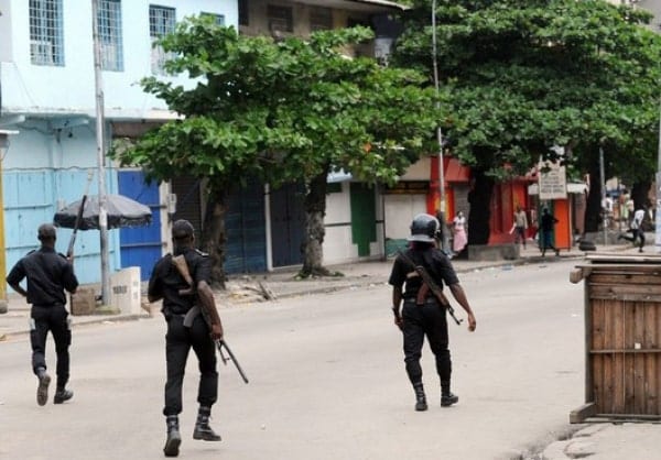 Conakry : Des Policiers Filmés Entrain De Traquer Un Poulet