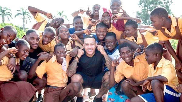 Ghana : Memphis Depay Visite Une École De Sourds-Muets Pour Une Œuvre Caritative (Vidéo)