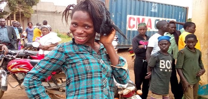 Ouganda: Un homme se déguisant en femme pour obtenir du travail arrêté après 3 ans