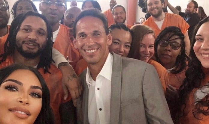 People : Kim Kardashian Fait Une Séance Selfie En Prison Avec Des Détenus !