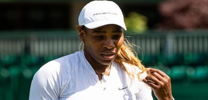 Serena Williams condamnée à une amende de 10 000 $ pour avoir endommagé un court de tennis