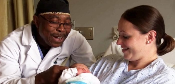 Un médecin qui a aidé à mettre au monde plus de 8 000 bébés honoré