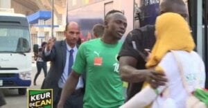 Video. Une Egyptienne Saute Sur Sadio Mané À Sa Descente Du Bus