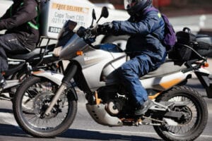 Une Société De La Place Recrute Un Commercial Ayant Un Moyen De Déplacement (Moto)