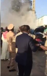 Le Véhicule Du Président Sénégalais Macky Sall Prend Feu