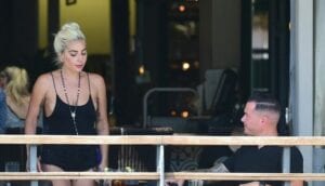 Lady Gaga Surprise Entrain D’embrasser Son Présumé Nouveau Gars (Photos)