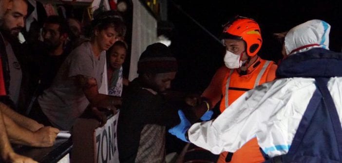 L’espagne Envoie Un Navire Militaire Récupérer Les Migrants Bloqués Depuis Dix-Huit Jours