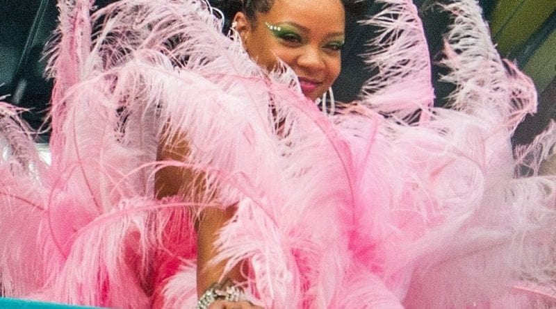 Rihanna : En Robe Rose À Plumes, Elle Électrise La Barbade