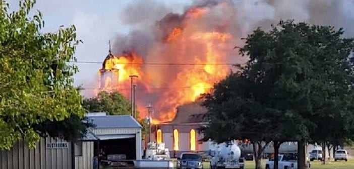 Une Église Historique, 125 Ans, Brûle Mystérieusement