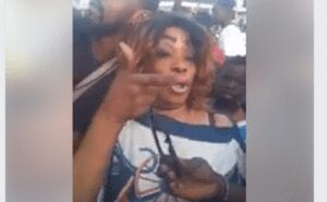 Vidéo : La Maman De Dj Arafat Se Bat Dans Les Rues D’abidjan, Une Semaine Après Le Décès De Son Fils