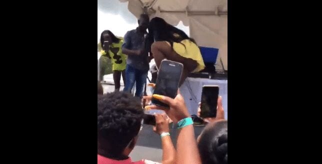 Vidéo: Cet artiste Jamaïcaine enlève son slip en plein concert pour montrer à ses fans…