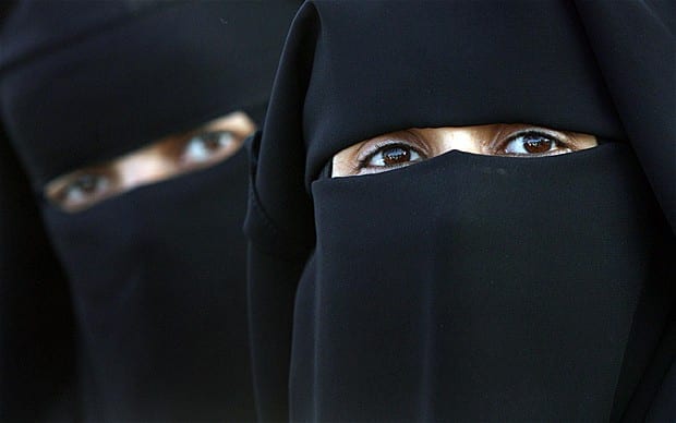 Deux Hommes Habillés En « Burqa », Arrêtés À La Sortie D’une Mosquée