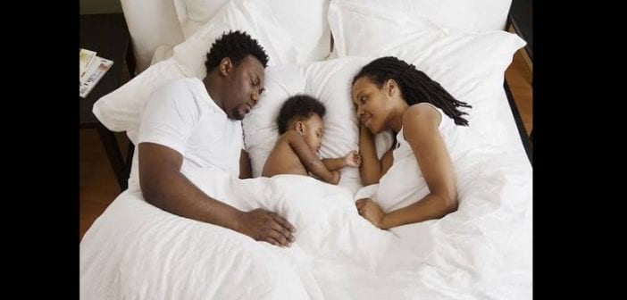 Voici pourquoi les parents doivent éviter de dormir dans le même lit que bébé, selon un médecin