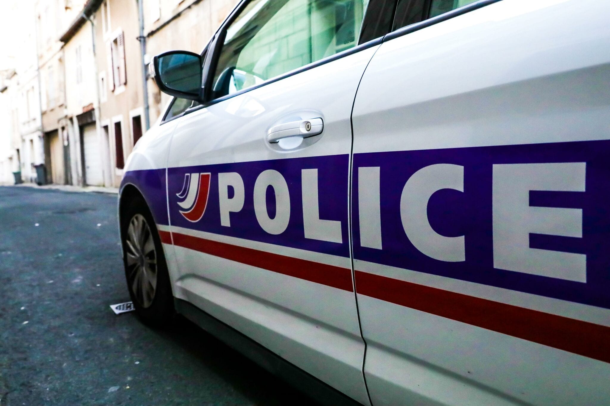 Belgique: la police saisit plus de 3 000 pén*s lors d’une perquisition au domicile d’une employé de la morgue