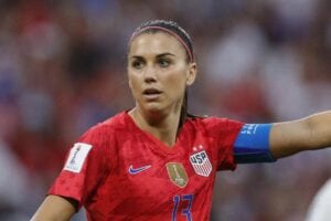 La Star Américaine Alex Morgan Tacle  Cristiano Ronaldo