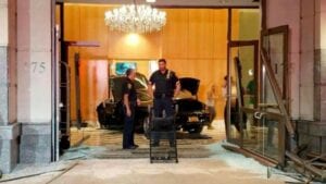 Un Jeune Fonce Avec Sa Voiture Dans L’hôtel Trump Plaza