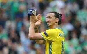 Zlatan Ibrahimovic Héritera D&Rsquo;Une Géante Statue À Son Effigie En Suède