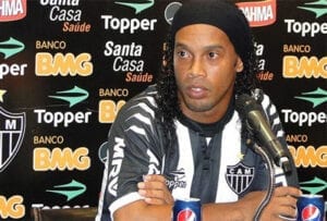 Brésil : Privé De Son Passeport, Ronaldinho Devient  Ambassadeur Du Tourisme