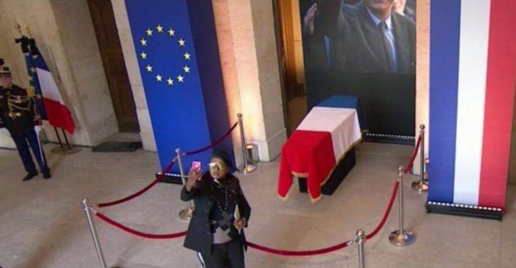 Des internautes choqués par les Français qui se prennent en selfies devant le cercueil de Jacques Chirac