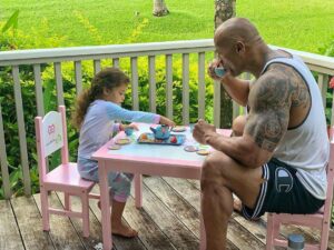 Photo De Dwayne Johnson Et De Sa Fille En Train De Savourer Un «Thé»