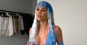 Kim Kardashian Ridiculisée Par Sa Soeur Pour Sa Tenue Controversée