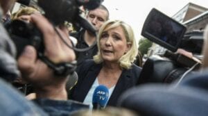 La Très Controversée En Afrique, Marine Le Pen Ne Se Rendra Pas À L’hommage À Chirac “L’africain”