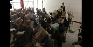 Mexique : Un Enseignant Fait Porter Aux Élèves Des Boîtes En Carton Pour Éviter La Tricherie