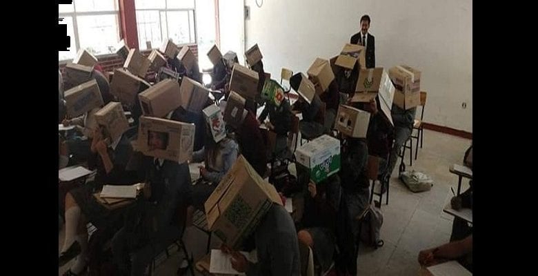 Mexique , Un Enseignant Fait Porter Aux élèves , Boîtes En Carton ,éviter La Tricherie