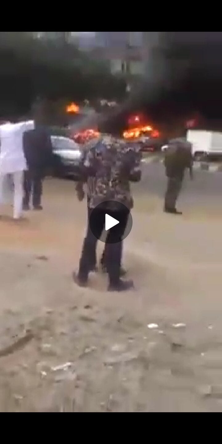 Video: L&Rsquo;Explosion De L&Rsquo;Ambassade De L&Rsquo;Afrique Du Sud Au Nigeria Fait De Nombreuses Victimes (Âmes Sensibles S&Rsquo;Abstenir)