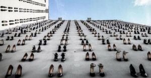 Turquie : 440 Paires De Talons Alignées Sur Une Façade, Dénonçant Le Féminicide