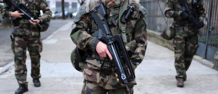 Un Soldat Poignardé Rues Milanhomme Criant Allahu Akbar