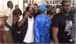 Vidéo – Ce Marabout A-T-Il Lancé Un Sort À Dj Arafat ? Regardez Son Geste Suspect !