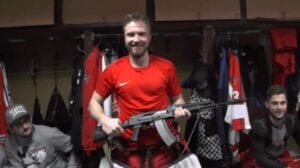 En Russie, L’homme Du Match Reçoit Un Ak-47 Comme Trophée