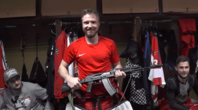 En Russie, L’homme Du Match Reçoit Un Ak-47 Comme Trophée