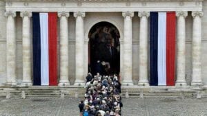 Décès De Jacques Chirac : Les Français Lui Rendent Hommage À La Cour Des Invalides