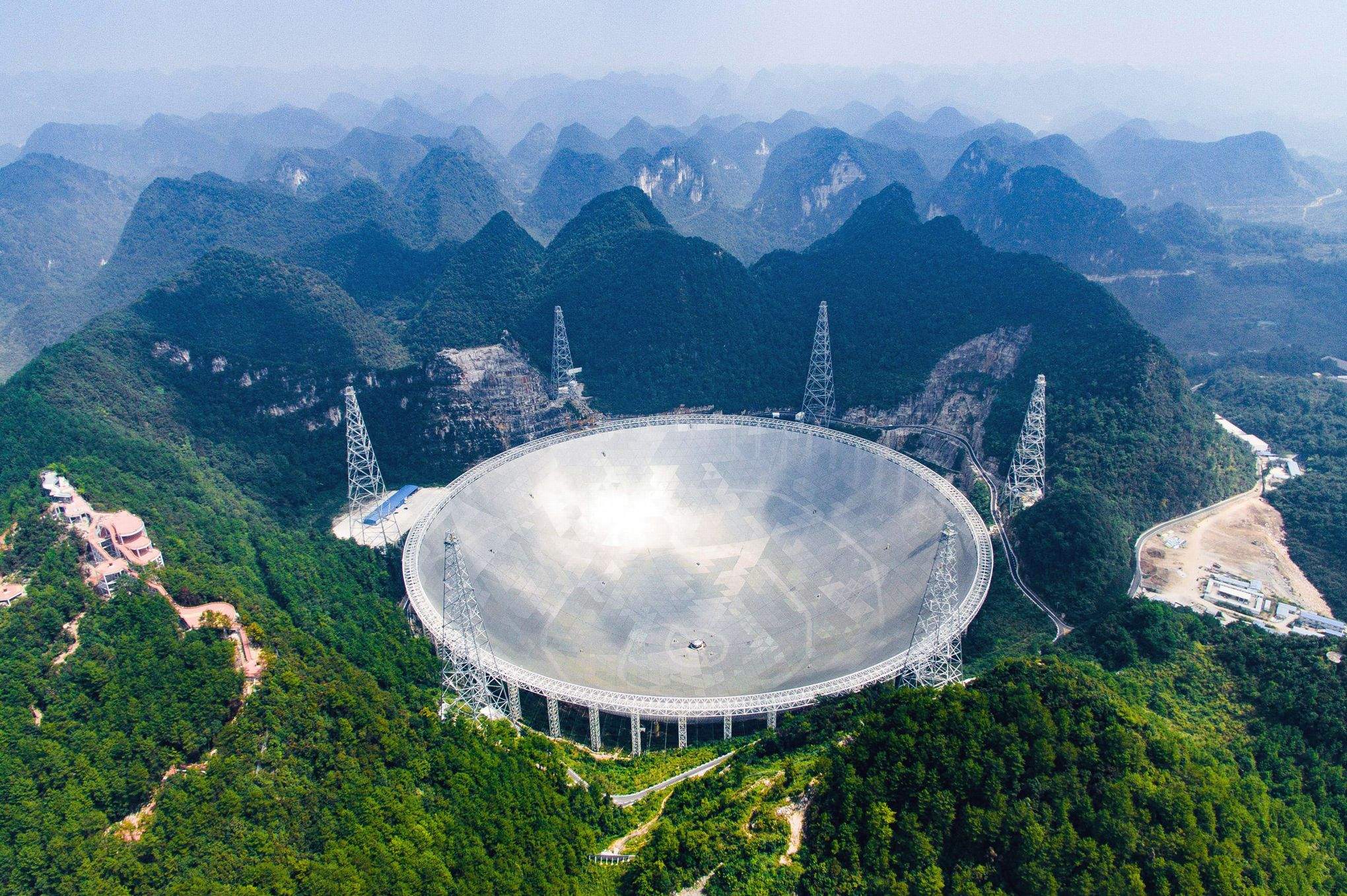 Un Télescope Chinois Capte Des Signaux Mystérieux Dans L’espace