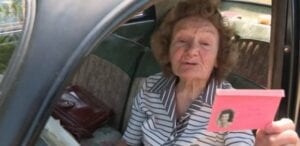 À 94 Ans, Elle Conduit La Même Voiture Depuis 1954