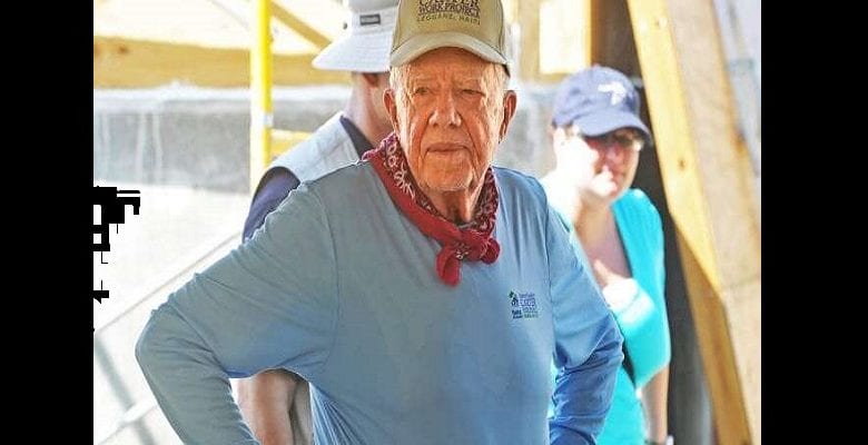 États-Unis : A 94 ans, l’ancien président Jimmy Carter construit des maisons pour les démunis (photos)