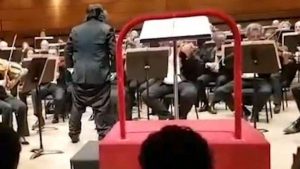 Insolite : En Plein Concert, Un Chef D&Rsquo;Orchestre Perd Son Pantalon