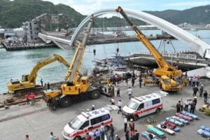 Taïwan : Effondrement De Pont, Plusieurs Personnes Prises Au Piège