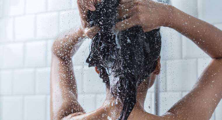 Beauté : à quelle fréquence faut-il laver ses cheveux ?
