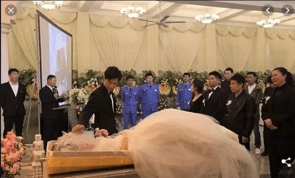 Un fiancé épouse le corps de sa partenaire défunte lors de ses funérailles (photos