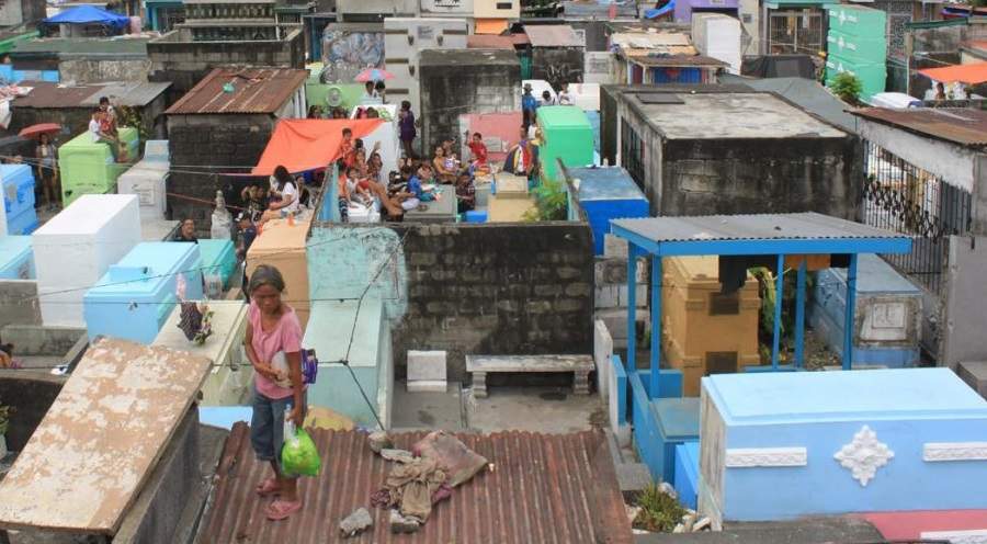 Inimaginable Cimetières Où Les Vivants Reposent Morts Aux Philippines
