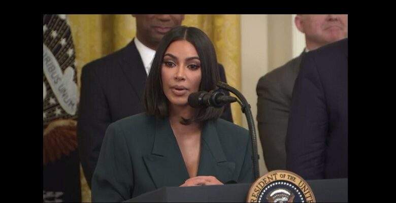 Kim Kardashian Voici Comment Elle Utilise Popularité Actes Salutaires