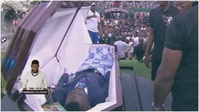 Plus de 100.000 personnes en pleurs face à son cercueil Images et vidéos - DJ Arafat : Ceux qui ont ouvert son cercueil font de graves révélations