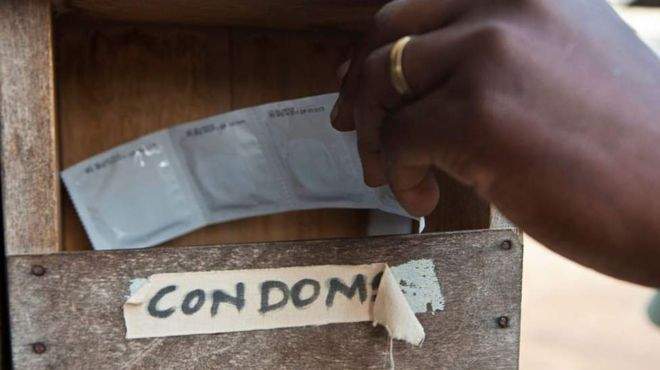 Des préservatifs tombent de la Bible d’un pasteur nigérian devant ses fidèles